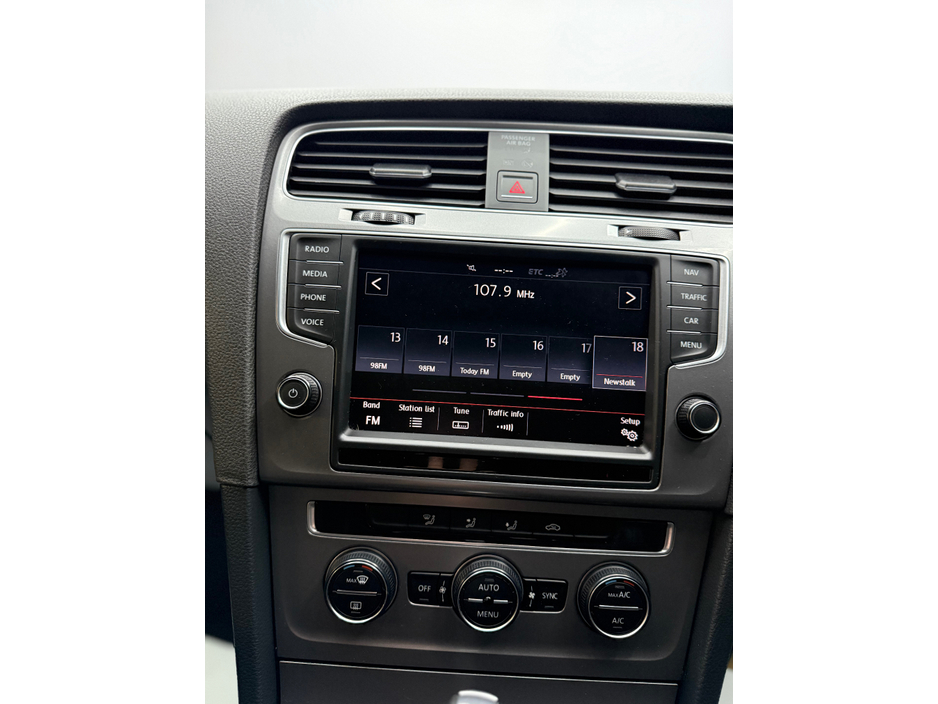 2015 Volkswagen Golf - image 10