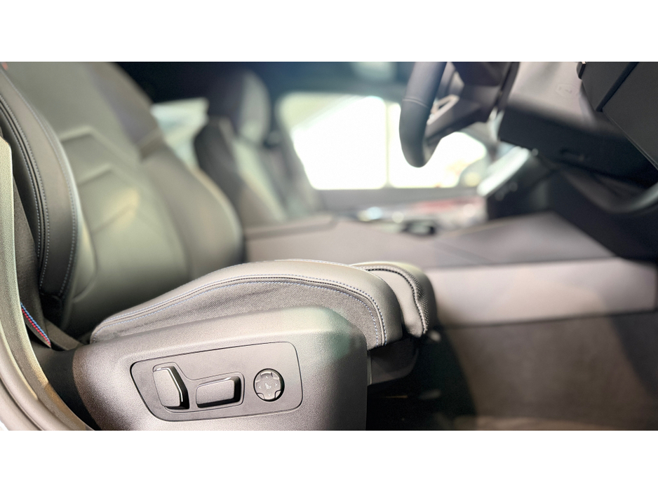 2025 BMW 5 Series - image 5