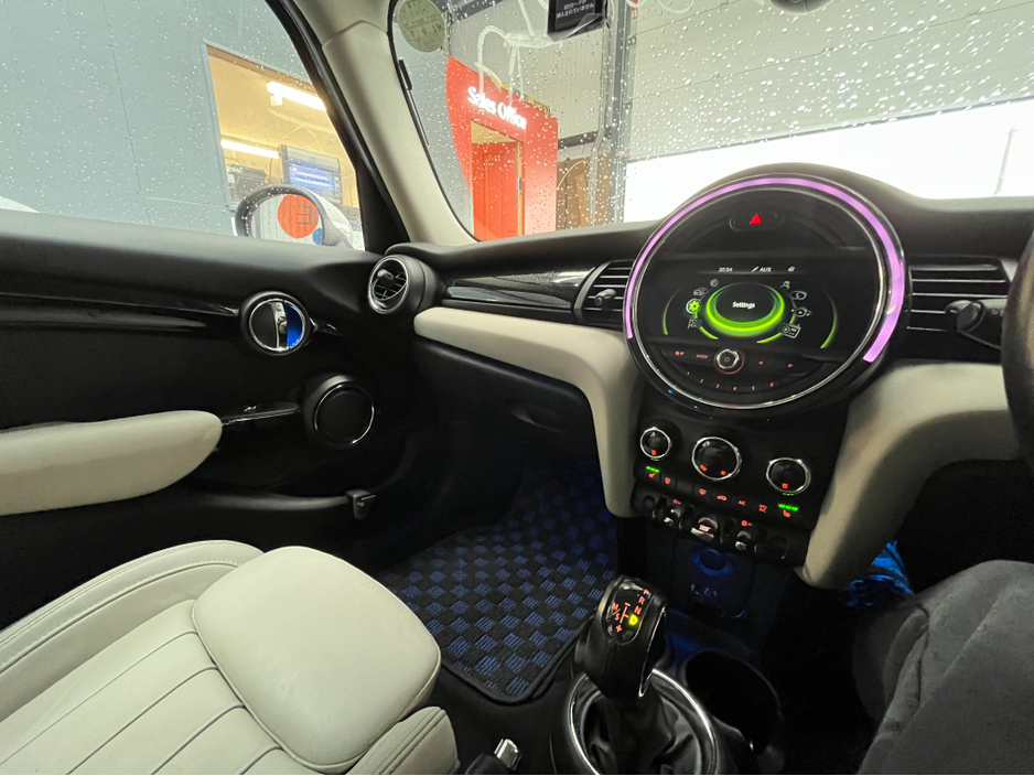 2017 MINI Cooper D - image 16