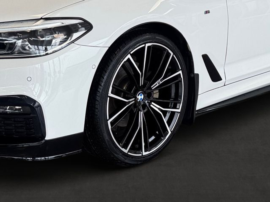 2020 BMW 5 Series - image 10