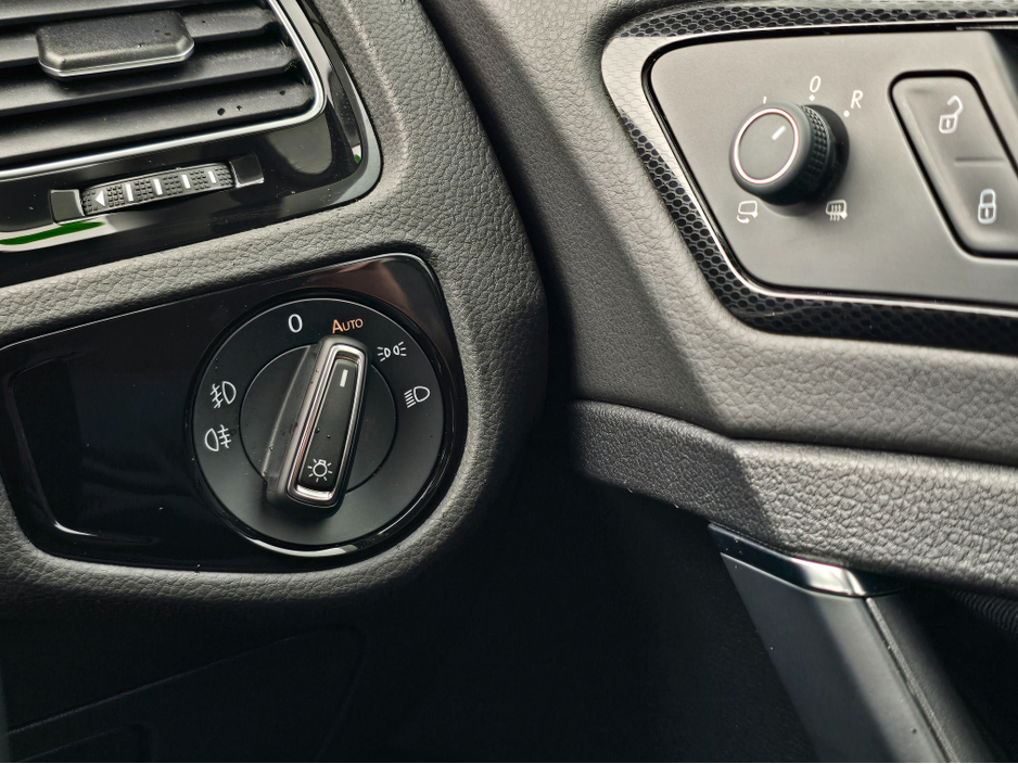 2016 Volkswagen Golf ( 162 REG ) 1.4 HIGHLINE EDITION ALCANTARA SEATS PRIVACY GLASS REVERSING CAMERA - SIMI DEALER - LOW ROAD TAX BAND €16,450