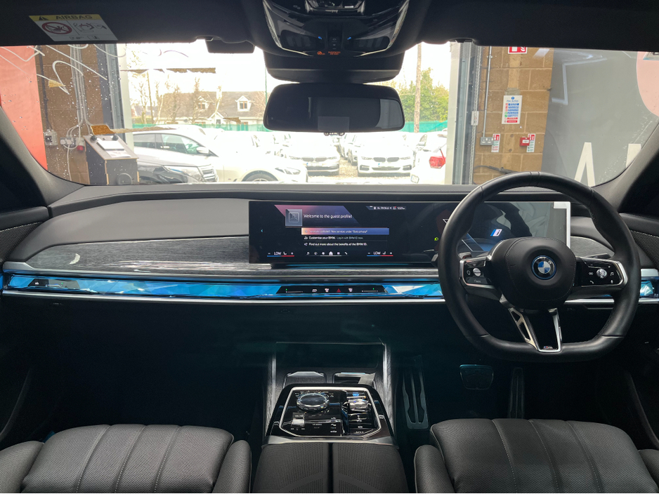 2025 BMW i7 - image 20