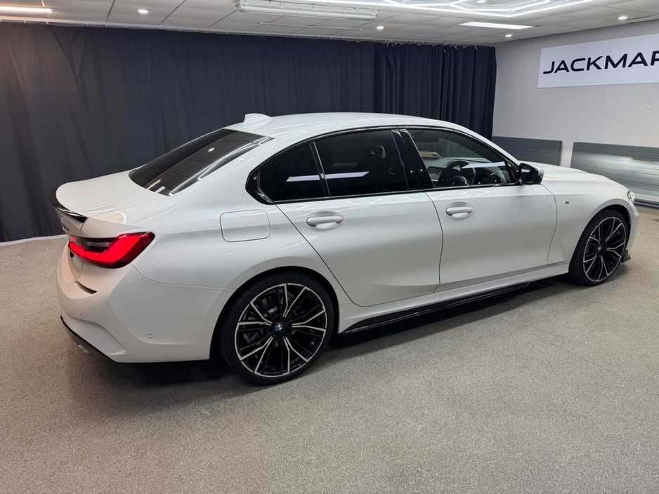 2021 BMW 3 Series - image 15