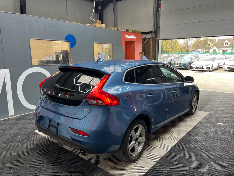 2015 Volvo V40 - image 2