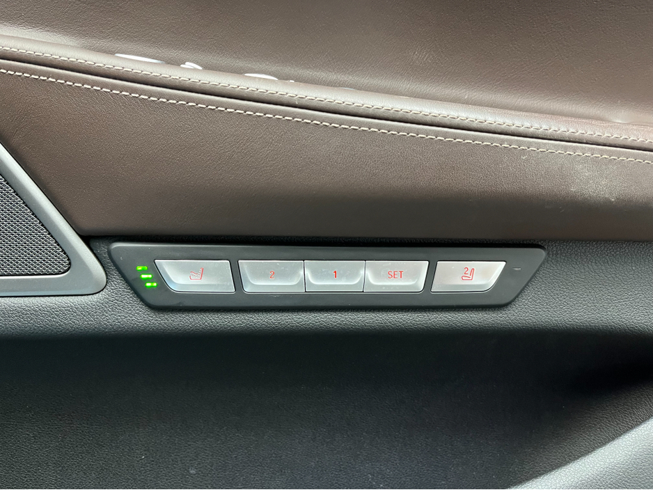 2017 BMW 7 Series 2017 BMW 740E IPERFORMANCE M-SPORT 2.0AUTOMATIC / CRUISE CONTROL / 360° PARKING CAMERA / ELECTRIC MEMORY HEATED & MASSAGING SEATS / PADDLE SHIFTERS / PANORAMIC SUNROOF / HEATED REAR SEATS