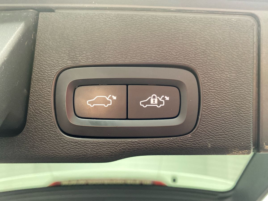 2020 Volvo XC60 - image 24