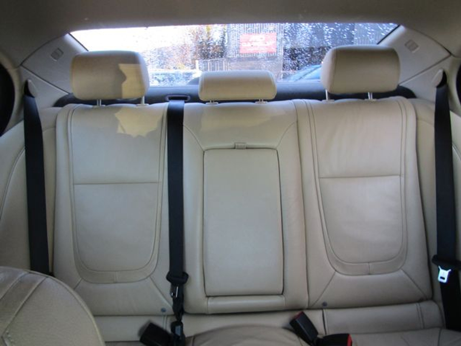 2014 Jaguar XF - image 22