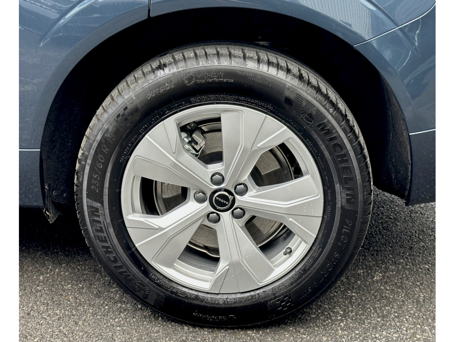 2025 Volvo XC60 - image 20