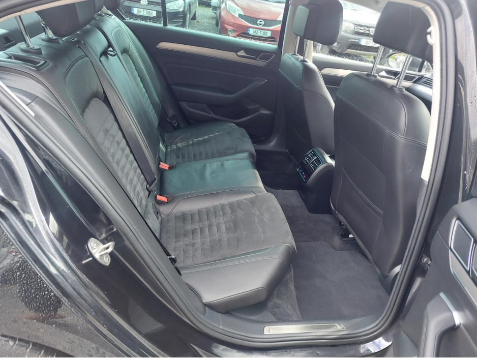 2016 Volkswagen Passat - image 3