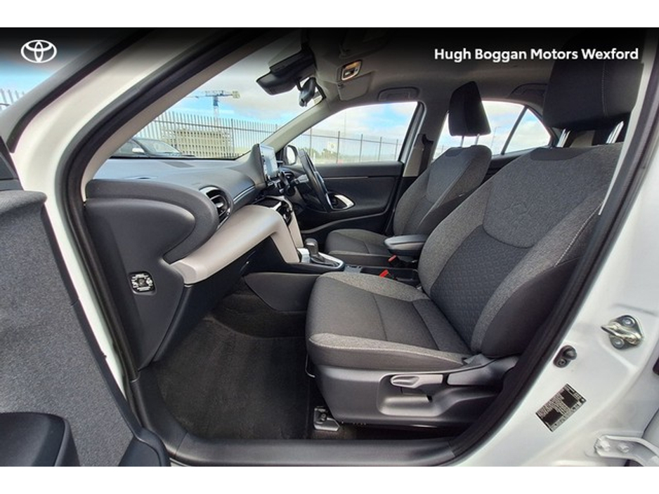 2023 Toyota Yaris Cross - image 8