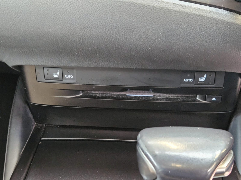 2019 Lexus ES 300 H - image 17