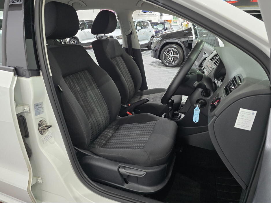 2017 Volkswagen Polo - image 8