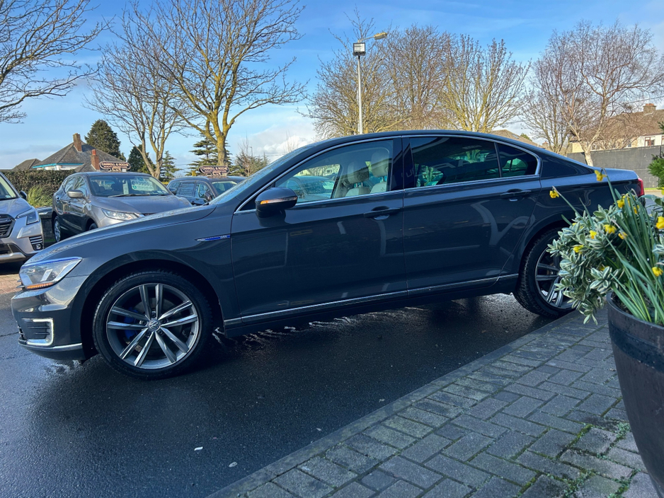 2018 Volkswagen Passat - image 6