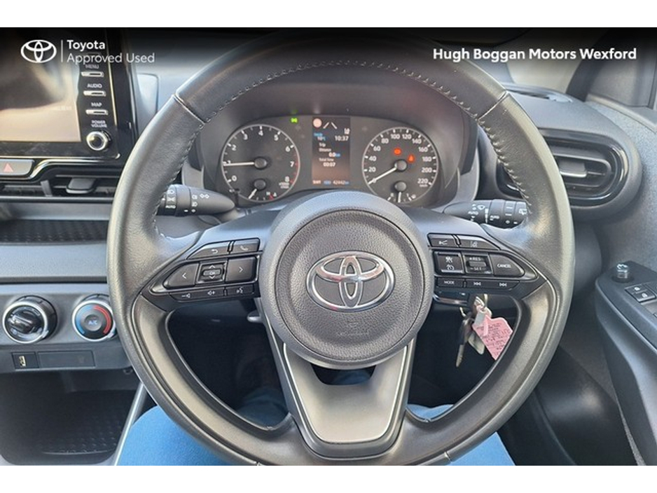 2021 Toyota Yaris - image 12