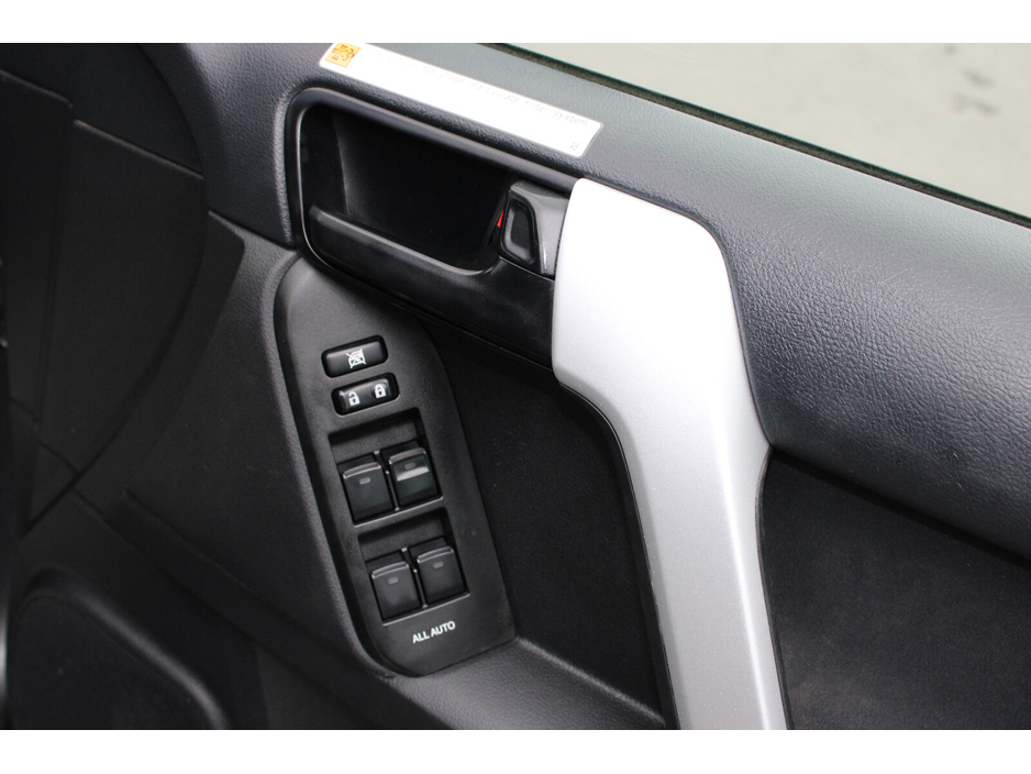 2022 Toyota Landcruiser - image 15