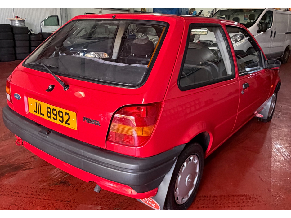 1994 Ford Fiesta - image 9