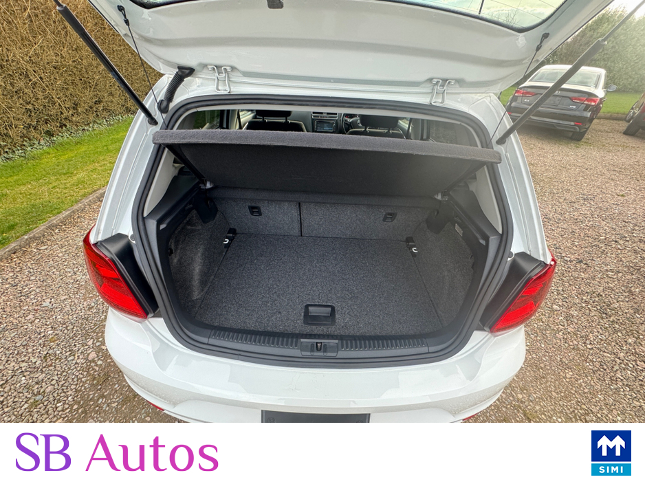 2015 Volkswagen Polo - image 9