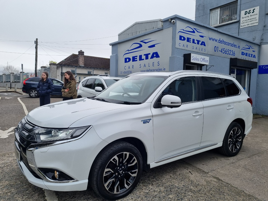 2016 Mitsubishi Outlander - image 2