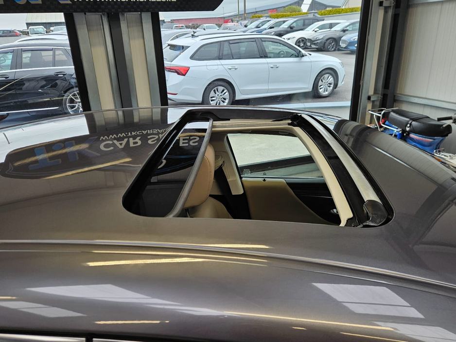 2019 Lexus ES 300 H - image 3