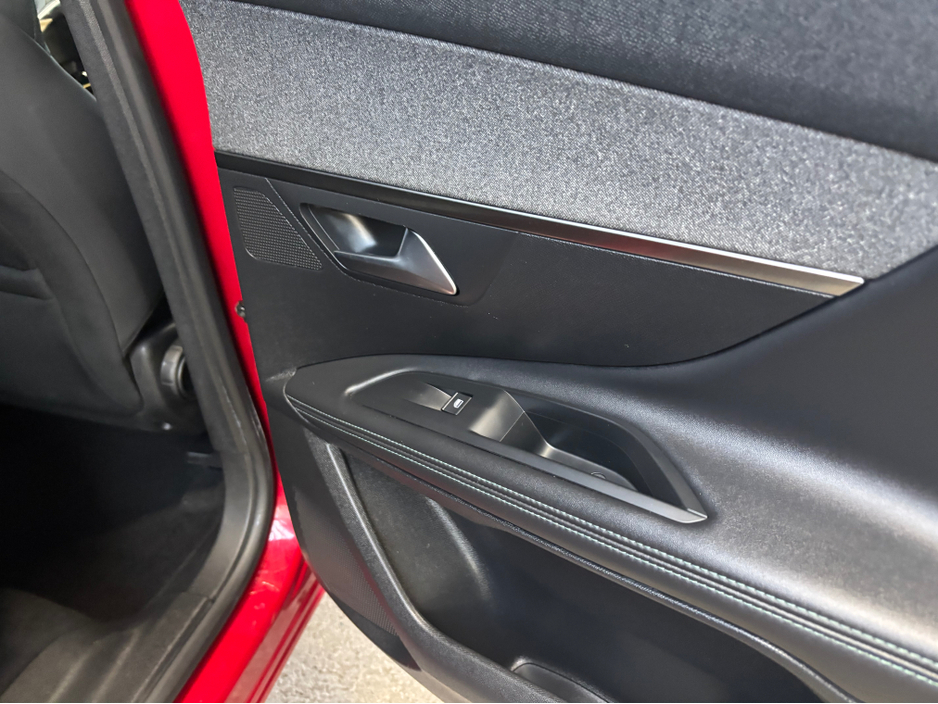 2023 Peugeot 3008 - image 2