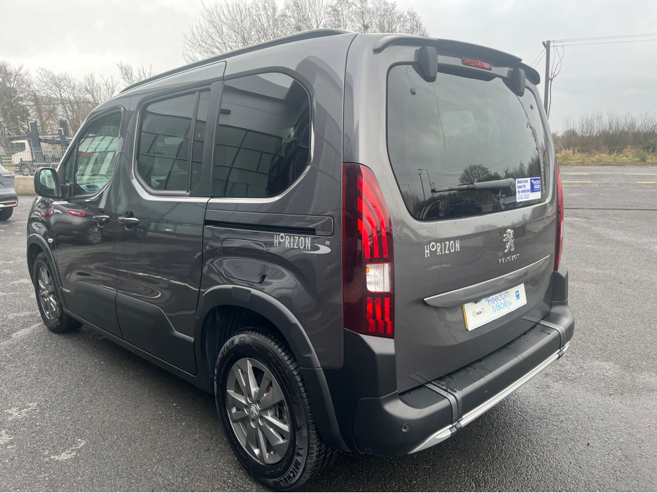 2023 Peugeot Rifter - image 4