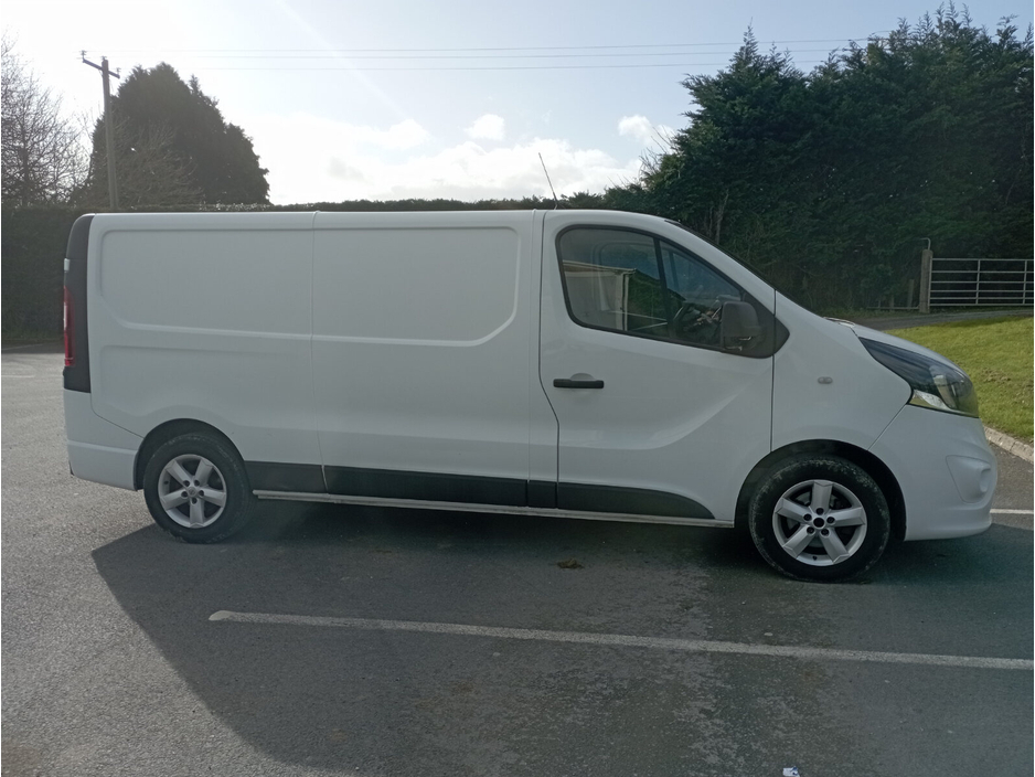 2015 Vauxhall Vivaro - image 6