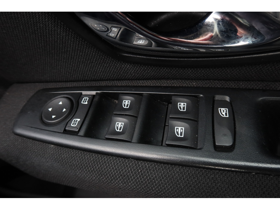 2013 Renault Fluence - image 7