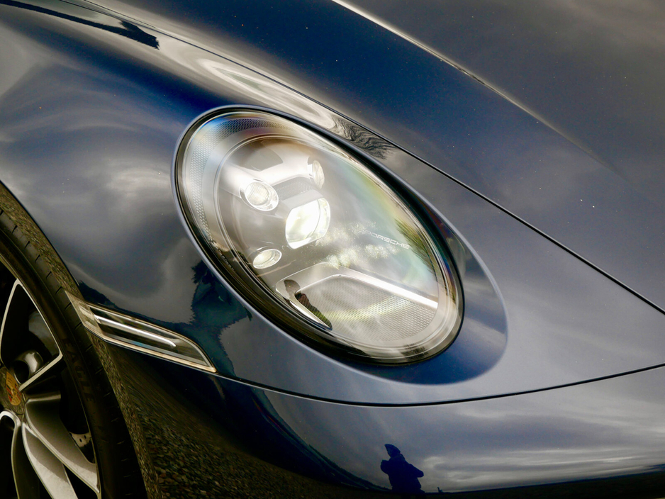 2022 Porsche 911 - image 9