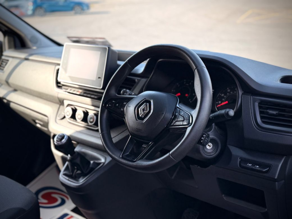 2023 Renault Trafic - image 14