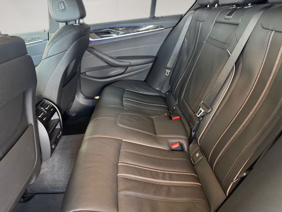 2022 BMW 5 Series - image 16