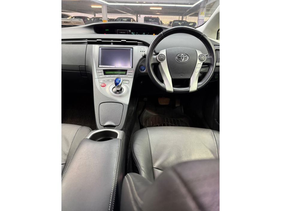 2013 Toyota Prius - image 10