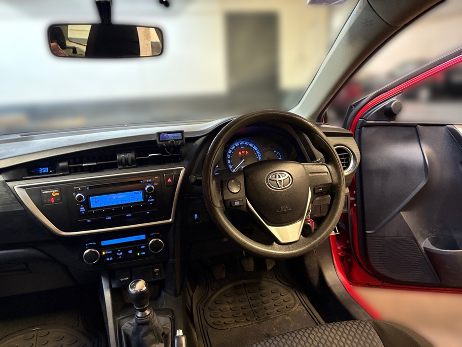 2014 Toyota Auris - image 18