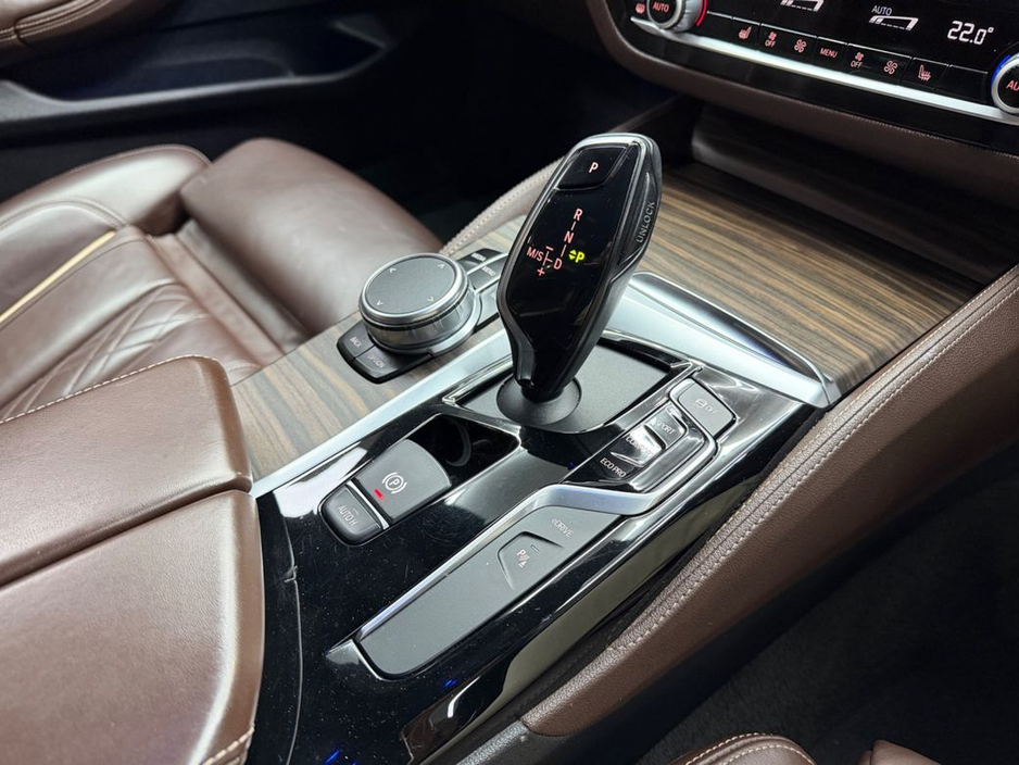 2019 BMW 5 Series - image 24