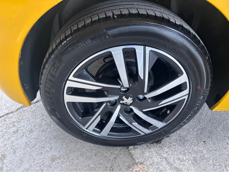 2023 Peugeot 208 - image 3