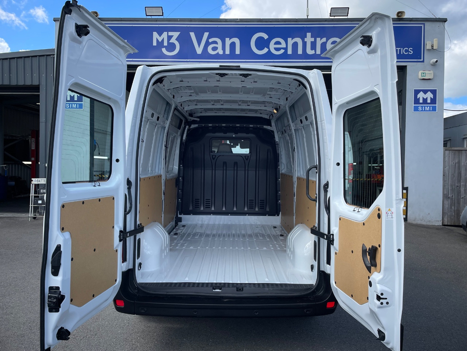 2025 Renault Master - image 12