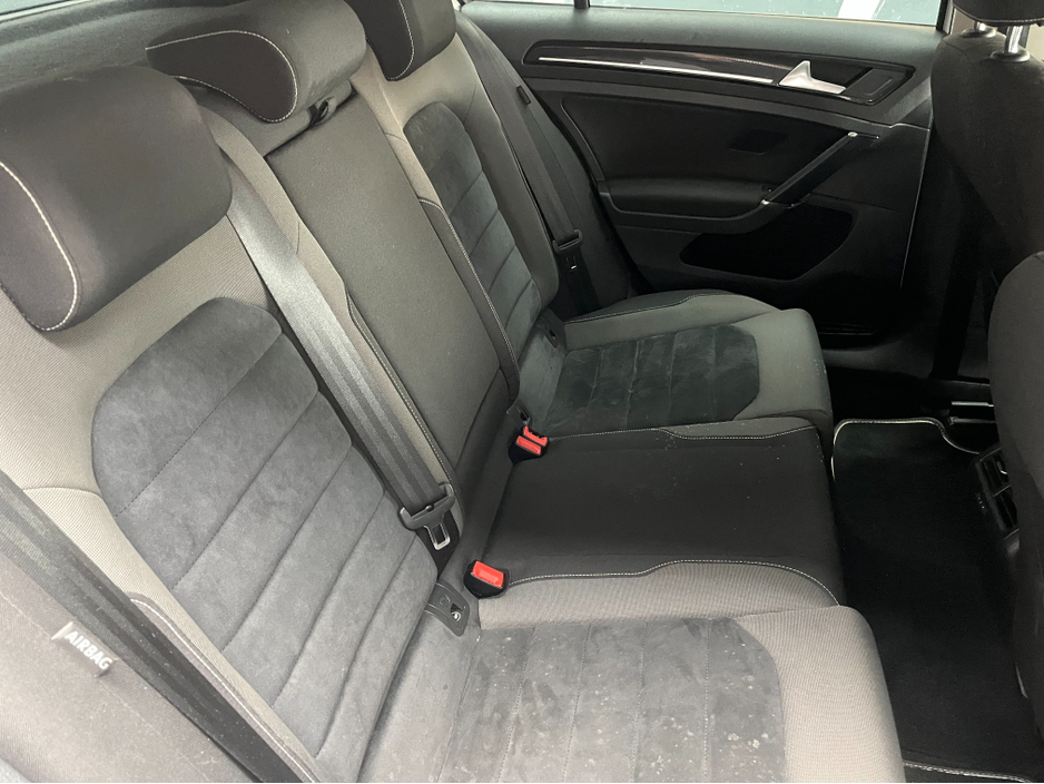 2015 Volkswagen Golf - image 10