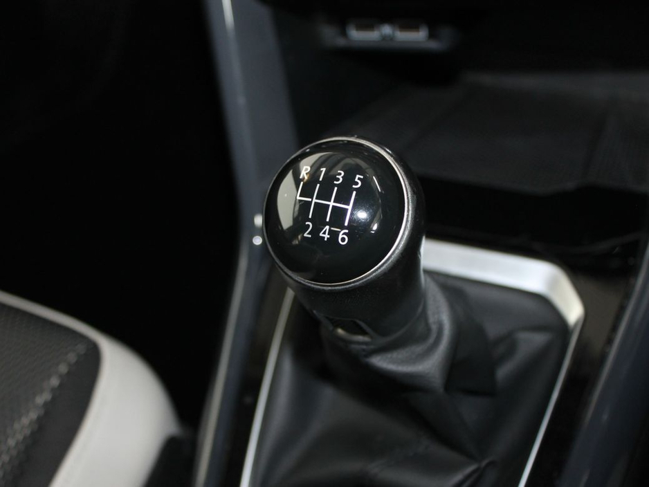 2019 Volkswagen T-Roc - image 23