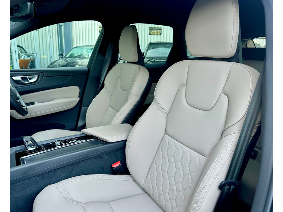 2025 Volvo XC60 - image 13