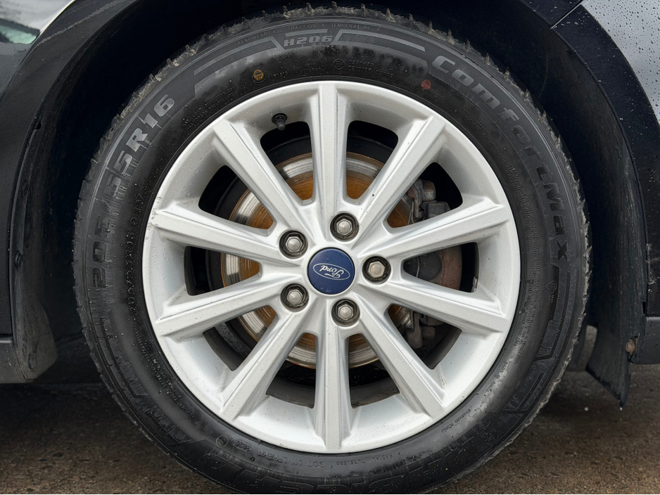 2017 Ford Focus - image 5