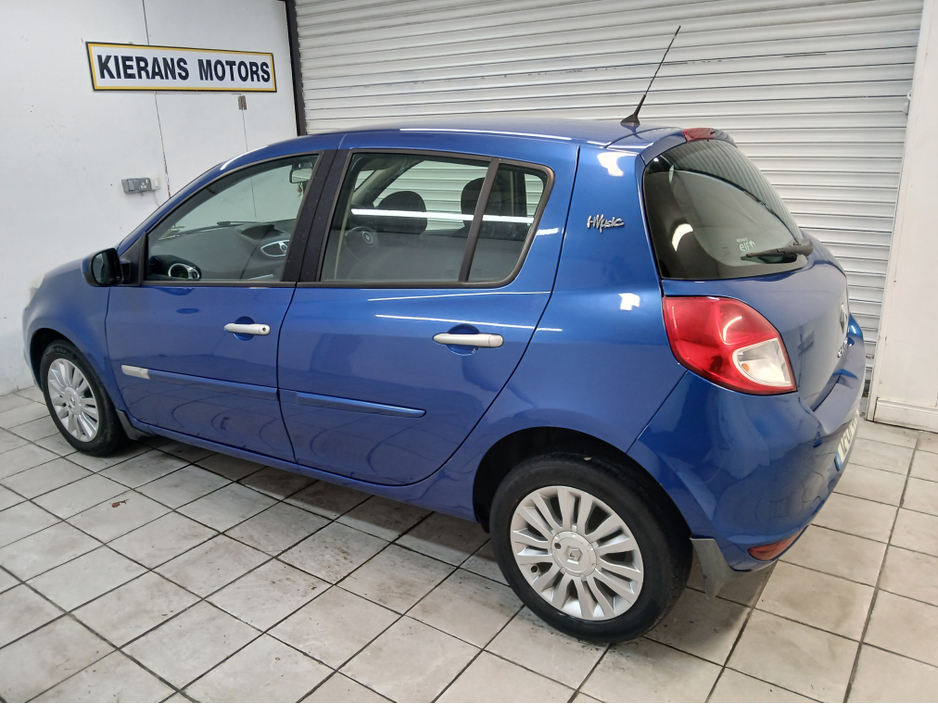 2012 Renault Clio - image 11