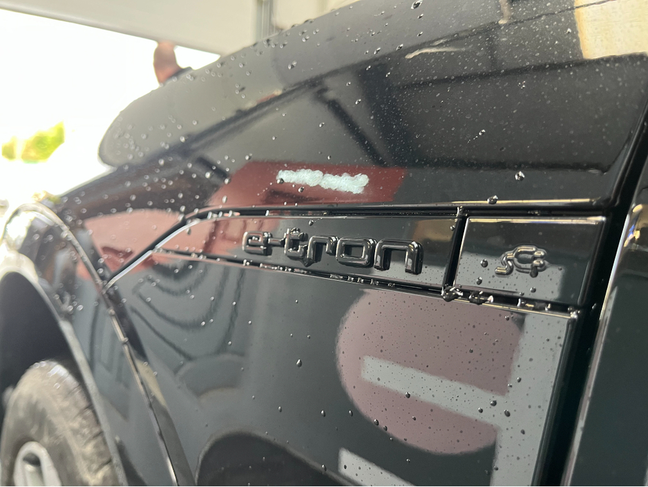 2024 Audi Q8 e-tron €64950 2024 AUDI Q8 E-TRON 55 QUATTRO S-LINE AUTOMATIC / CRUISE CONTROL / 360° CAMERA / ELECTRIC MEMORY & HEATED SEATS / PADDLE SHIFTERS / AMBIENT LIGHTS / APPLE CARPLAY / HEATED REAR SEATS €64,950