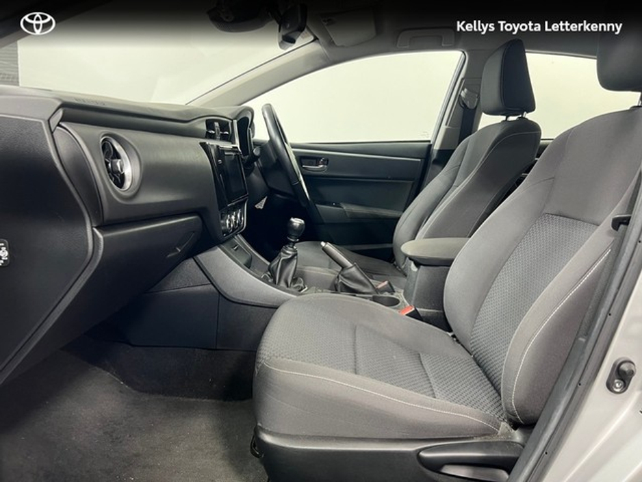 2017 Toyota Corolla - image 6