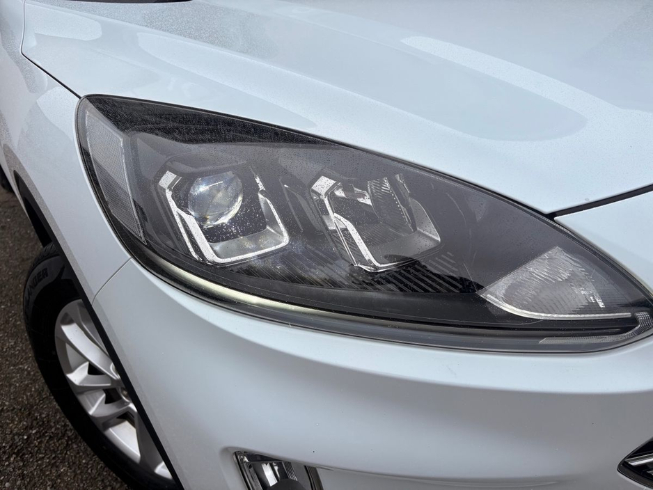 2020 Ford Kuga - image 12