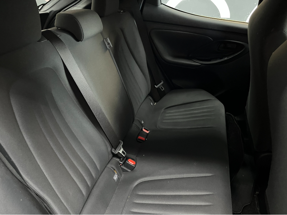 2023 Toyota Yaris - image 10