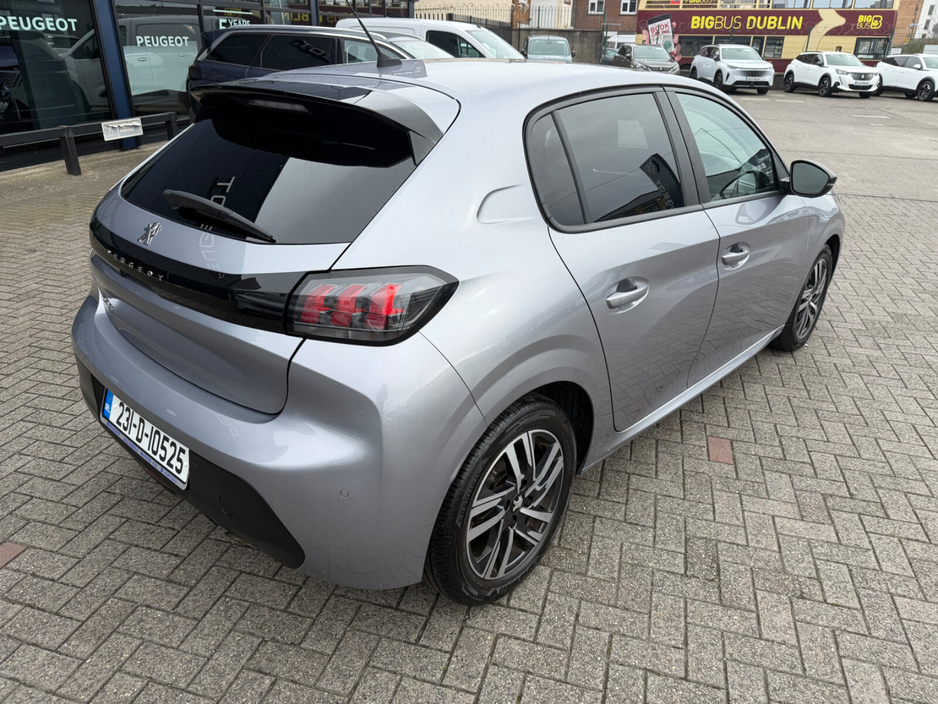 2023 Peugeot 208 - image 5