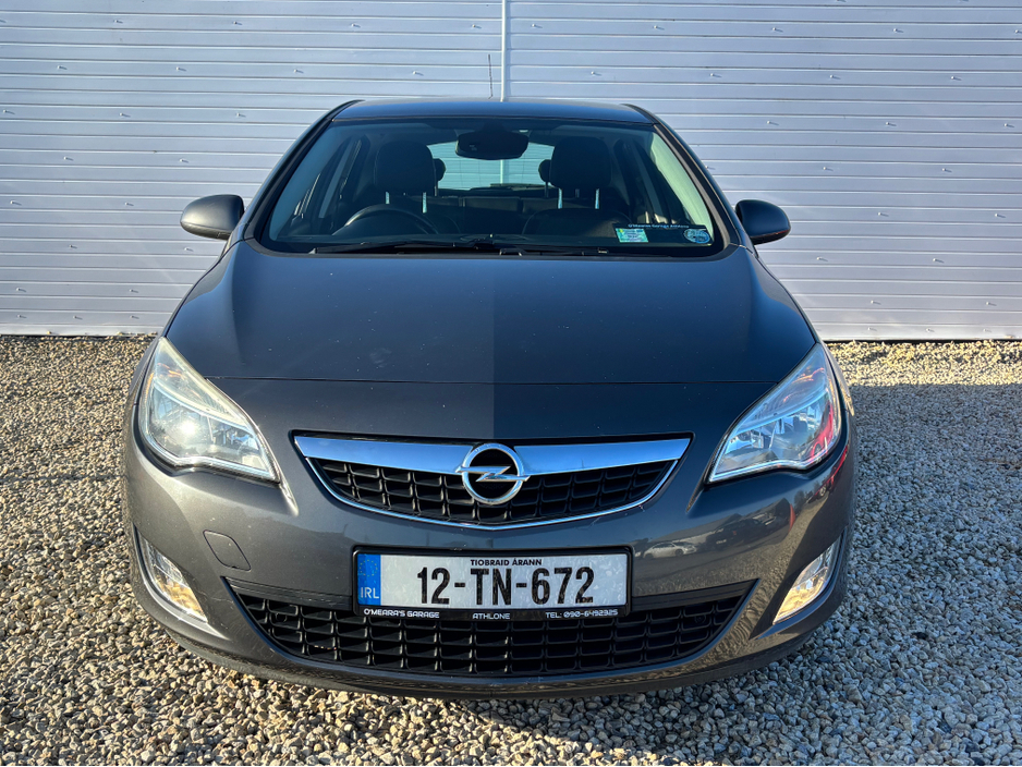 2012 Opel Astra - image 15