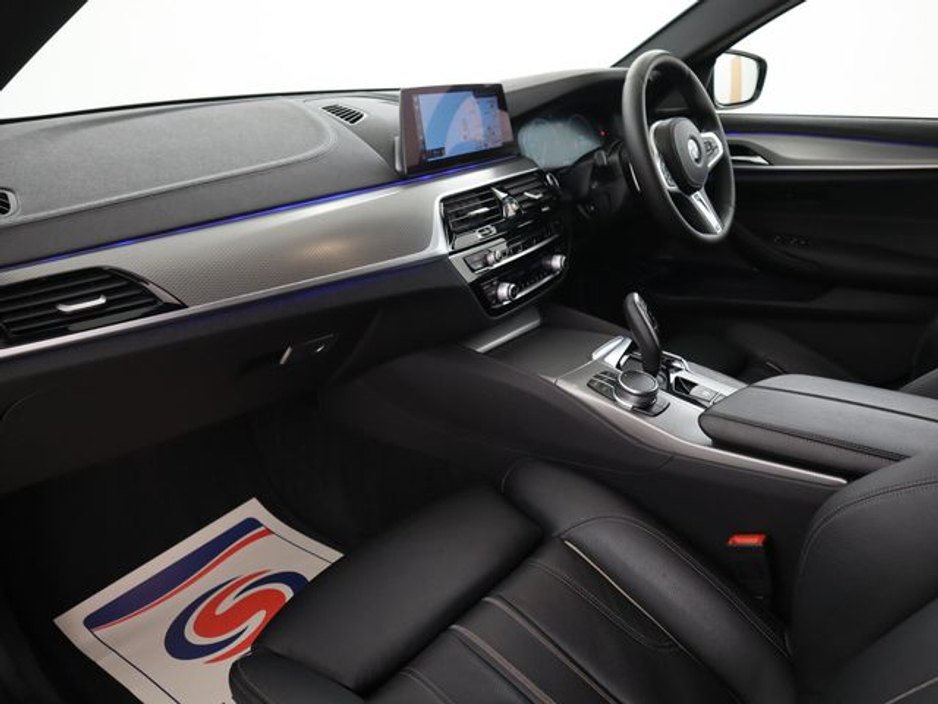 2019 BMW 5 Series - image 18