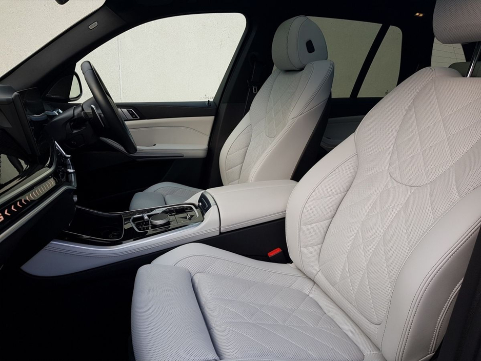 2025 BMW X5 - image 7