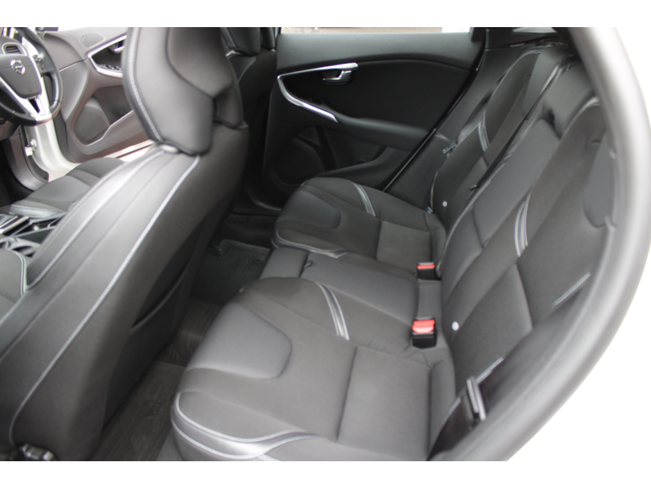 2016 Volvo V40 - image 19