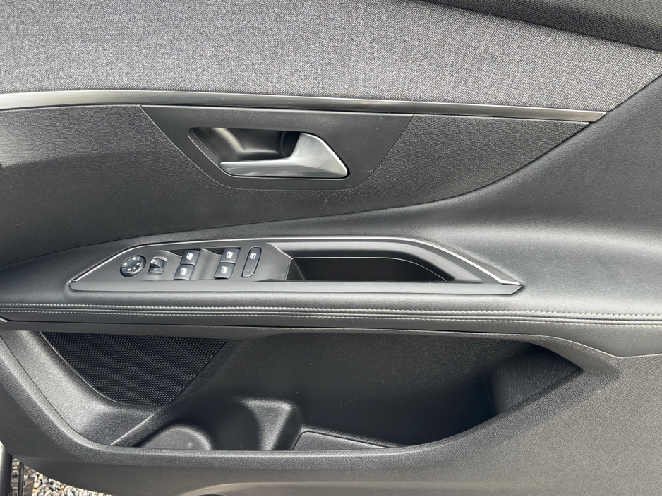 2020 Peugeot 5008 - image 10